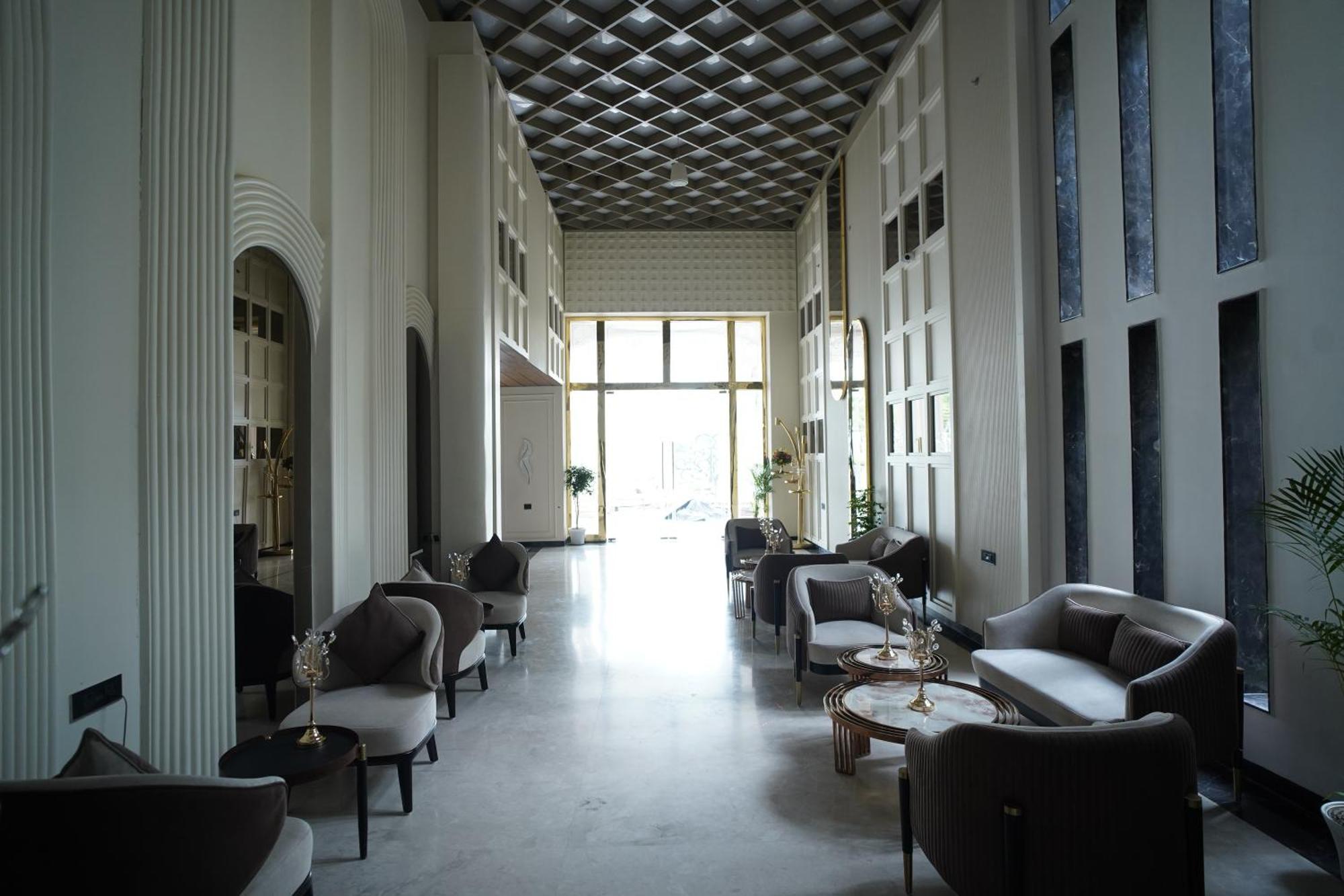 Ornate Lucknow Hotell Exteriör bild